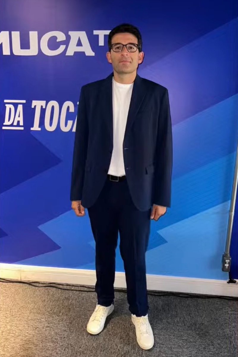 “você não pode se vestir de Artur Jorge”

repete.