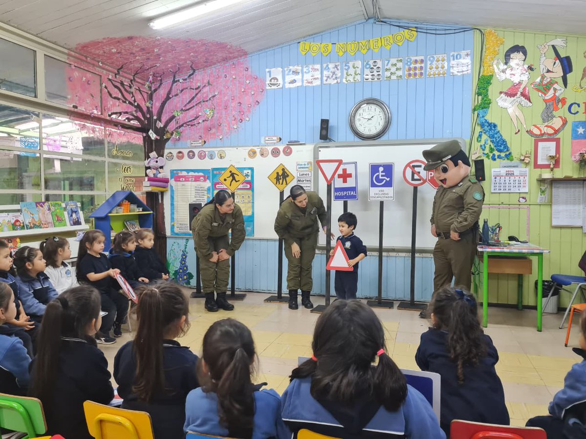CarabBioBio's tweet image. LaOficina de Integración Comunitaria de la 4ª Comisaría #SantaBárbara realizó charlas de educación vial en la Escuela Cacique Levian.  Los niños y niñas participaron con mucho entusiasmo.   🚦Porque la seguridad vial se aprende desde la infancia.