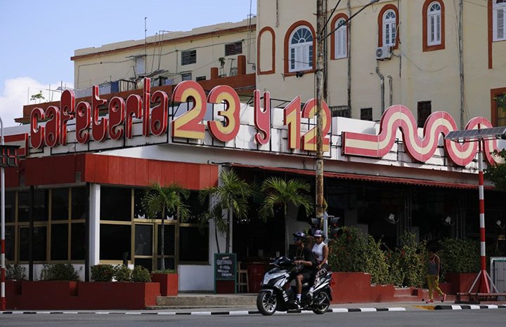 🛑 🇨🇺 La esquina de 23 y 12: un lugar donde la historia vive y perdura

📌 Para los cubanos reviste un significado profundo: justo ahí, el 16 de abril de 1961, Fidel Castro declaraba el carácter socialista de la Revolución 🇨🇺.

Más 👉 acn.cu/especiales/la-…

#100AñosConFidel