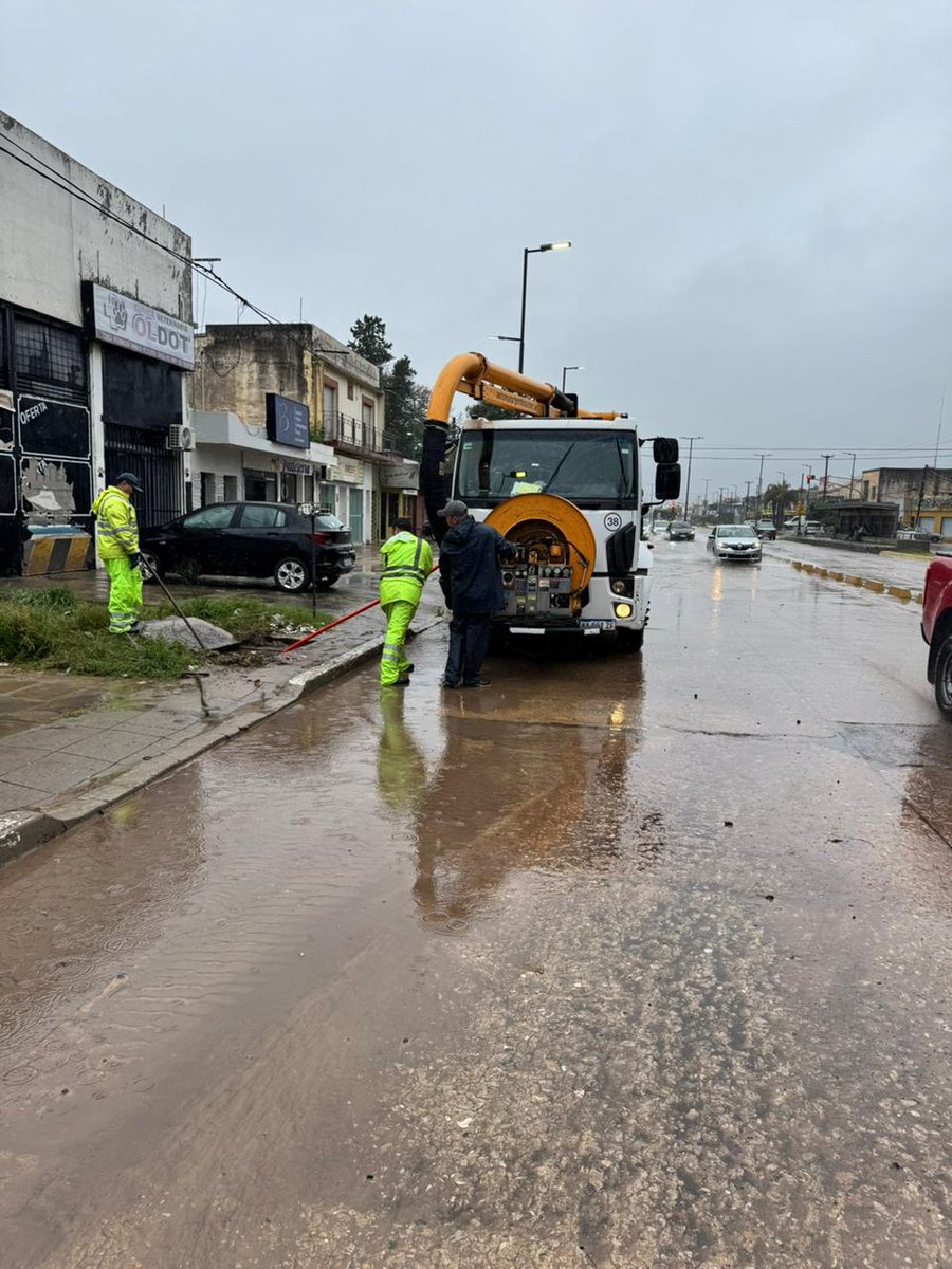 juan_poletti's tweet photo. En esta jornada de lluvia intensa, reforzamos los operativos de limpieza y atención de reclamos en toda la ciudad. Todas las cuadrillas municipales trabajan en la vía pública, despejando calles y limpiando bocas de tormenta para favorecer el drenaje del agua. https://t.co/7kbKreThsT