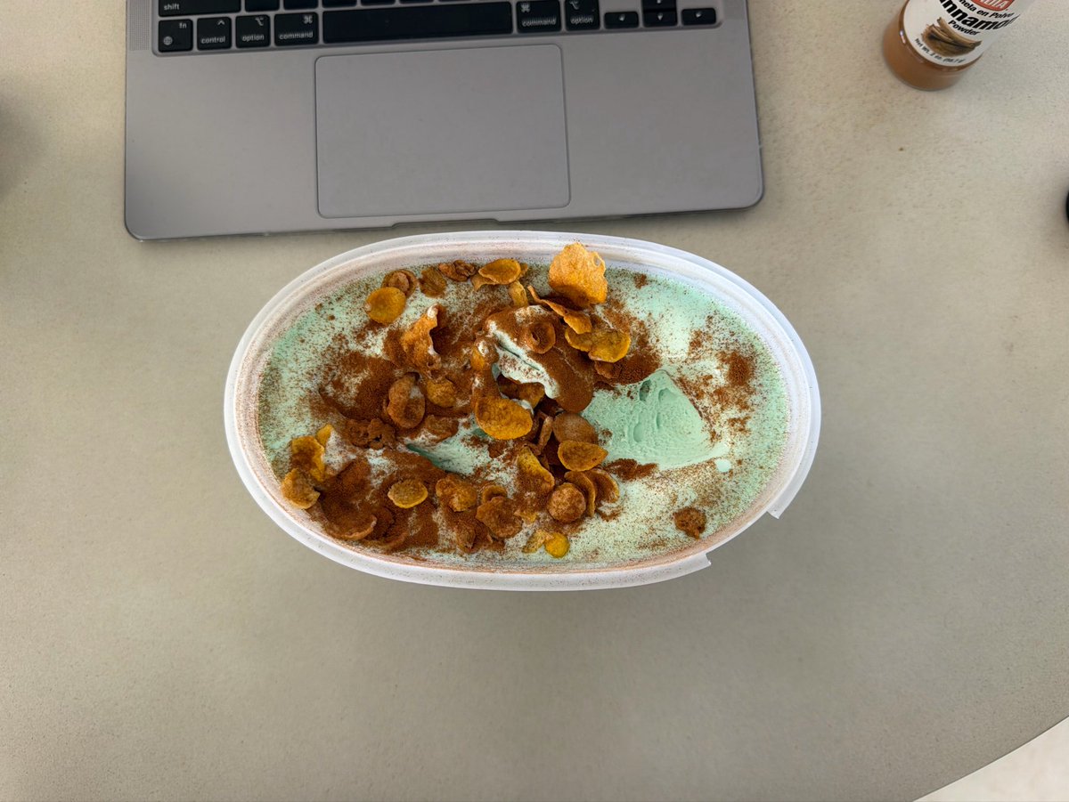 nathvlyaa's tweet image. i cant eat things like a normal person #autism