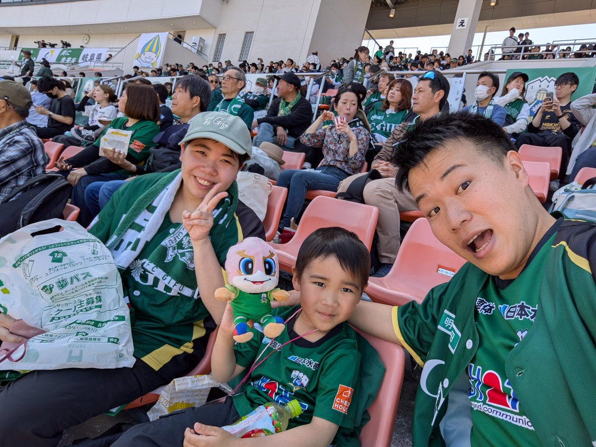 Sawady_06's tweet photo. FC岐阜 vs 藤枝MYFC

今年ですでに4回目の観戦。
息子は大好きなスタジアムグルメを食べ、必ず高橋尚子像の前でポーズをとることが習慣に(笑)

試合はギリギリで負けてしまったけど、今年のFC岐阜はすごく面白い☺️
次は5/2のコンサドーレ札幌戦へ⚽ https://t.co/31tSKnRFuG