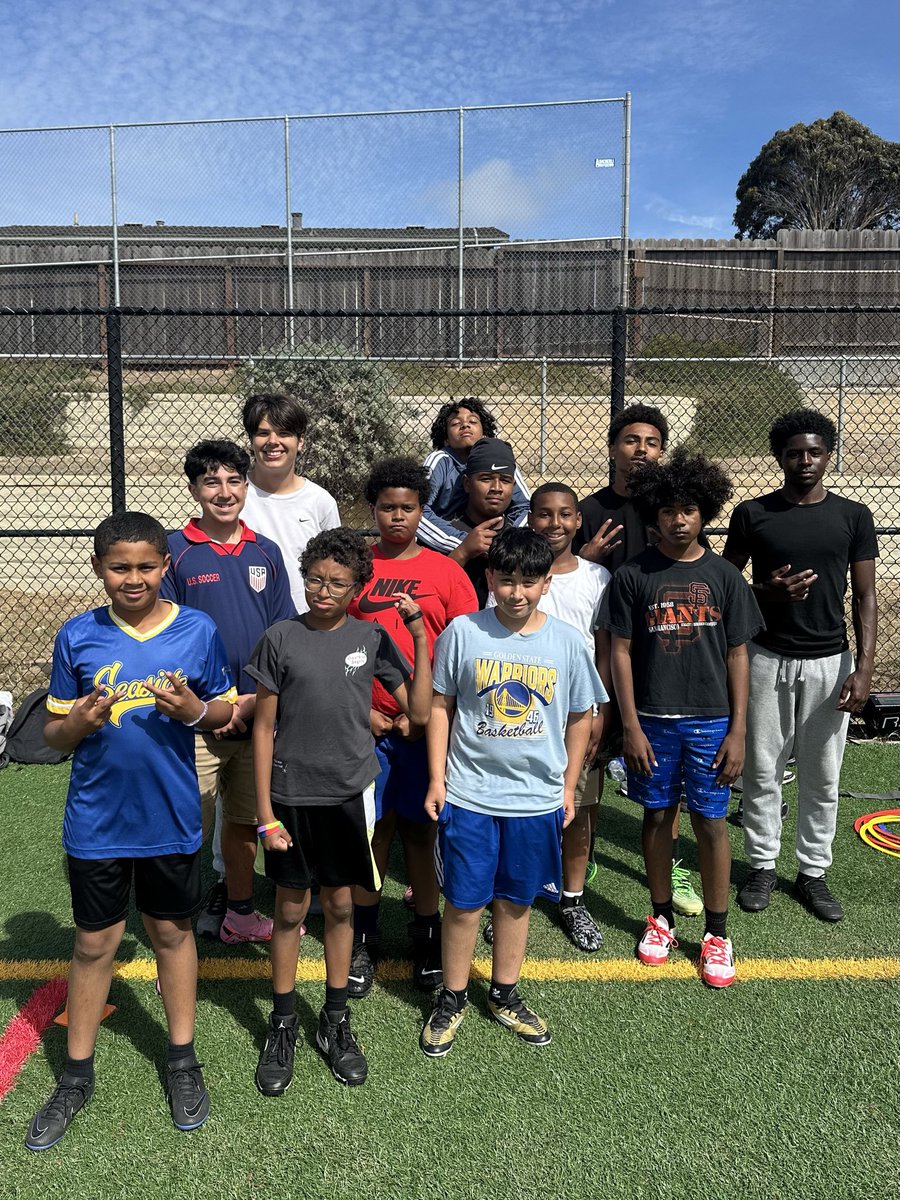 Stingrizay's tweet image. Everybody just working to get better!

Good job everybody 💪🏾🤞🏾

#SpeedTraining
#Plyometrics 
#AthleticDevelopment
