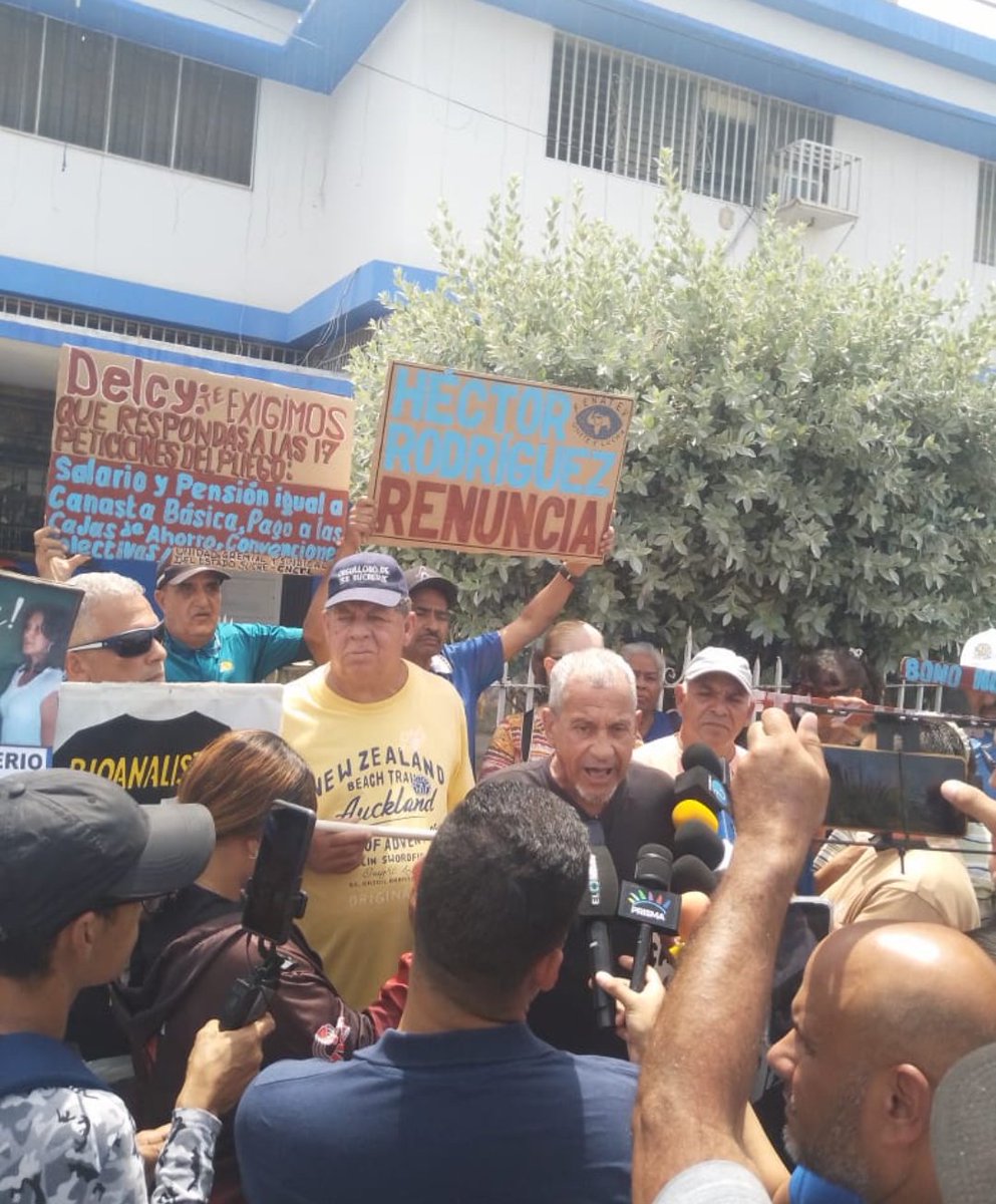 AsambleaCNCTL's tweet photo. #15Abril
#Sucre #Cumana
Regiones también exigieron al #TSJ se pronuncie sobre la demanda que obligue al gobierno a aumentar el salario mínimo de acuerdo al costo de la canasta básica. 
#HojaDeRutaLaboral
#1MayoEnLucha https://t.co/DaYXPhci7m