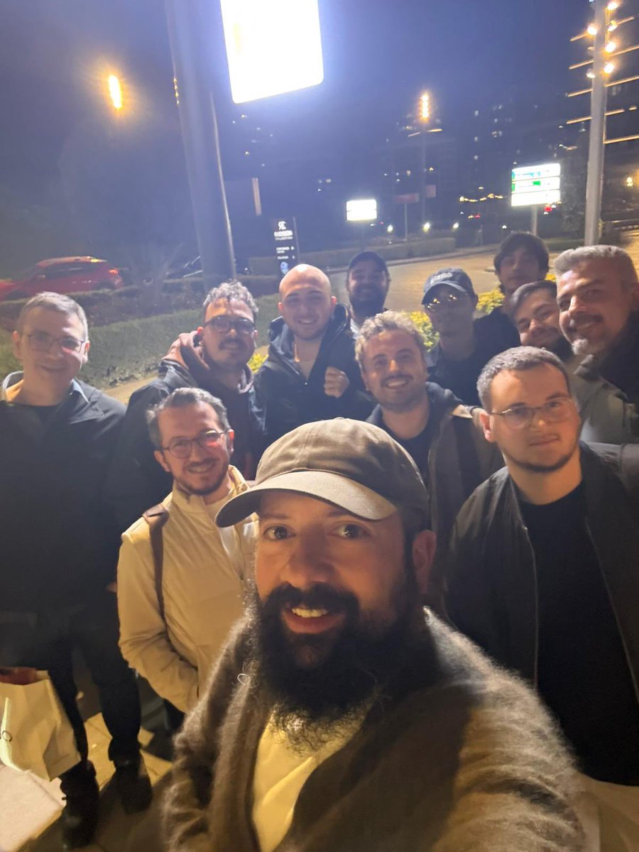 ciftcibahadir's tweet photo. Her şeyi ile müthiş deneyimdi. 

@dakmaybe ‘nin hackathon boyunca dikkatini dağıtsam da 😂😂 bütün herkes süper işler çıkardı. 

Cerfi’nin fikri benim de favorilerimden biriydi. 

Jüri’yi çok uzun süre bekledik onlar da birinciyi seçerken çok zorlandılar. 

@komunitecomtr , @fatihguner , @umutkarapece (görünmez kahraman) kendim adına böyle bir deneyim elde ettiğim için çok mutluyum. 🙏🏻🙏🏻

Tanıştığım herkesle çok sıcak muhabbetler etme şansı bulmak benim için en önemlisiydi. 

Başka hackathonlarda görüşmek üzere. 

Benim yaptığım oyun yorumlarda 👇🏻