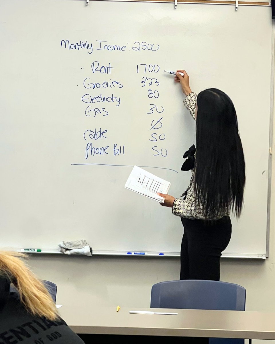 hollenbeckPAL's tweet image. Building strong futures starts with financial knowledge 💙
As part of the YOU Matter program at LAPD Hollenbeck PAL, our parents and youth participated in a financial literacy class. Thank you to Merrill, a Bank of America Co.

#HPAL #financialliteracy #bankofamerica