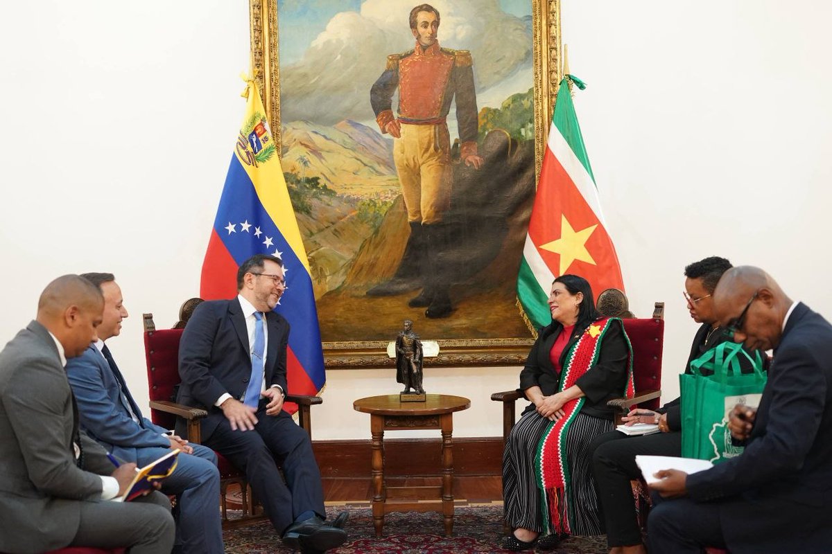 EmbaVeneSu's tweet photo. #Hoy Canciller Iván Gil recibe Copias de Estilo de la Embajadora designada de Suriname, Georgette García, reforzando así el compromiso de fortalcer la cooperación bilateral y continuar construyendo acuerdos en los ámbitos económico, comercial y cultural. https://t.co/S1unbs5jdt