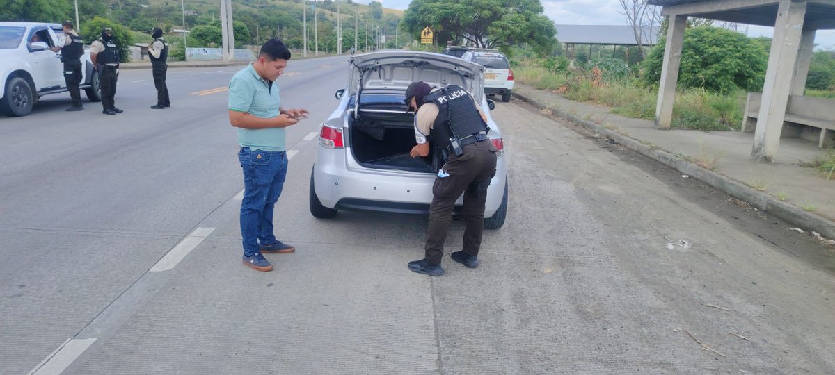 espaciorafaela's tweet photo. ¡Seguridad en las vías de #Chone! 
Bajo la #EstrategiaOperacional3D ejecutamos operativos viales preventivos para debilitar el accionar delictivo y garantizar el orden vial.
Resultados:15 vehículos registrados 14 personas verificadas 3 retiros de películas antisolares Citaciones https://t.co/4Yk8fBWclC