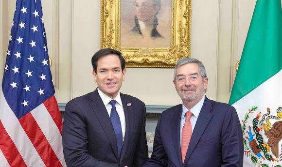 SebastinGodnez3's tweet photo. Embajadas como en botín político: Gertz a Reino Unido 🇬🇧, Lozano a Italia 🇮🇹 y hasta le ofrecieron una a Marx Arriaga.

Sedes diplomáticas como premios de consolación y el silencio de De la Fuente ante el dertumbe de la cancillería.
  
Mi texto: https://t.co/WFhfQ9lGuj https://t.co/LLZNWGXboc