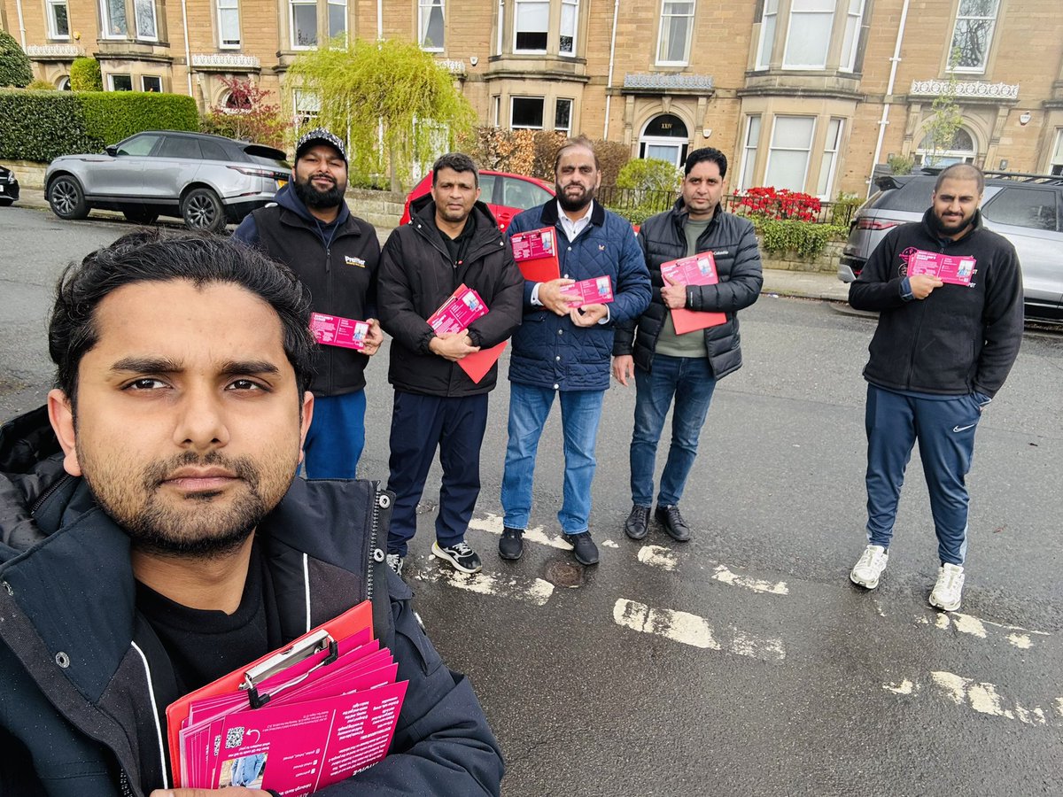 Great team out today across the Edinburgh North Western.
Next month, Scotland can choose between a third decade of SNP decline or a <a href="/ScottishLabour/">Scottish Labour</a>
government that focusses on the issues that matter, getting the basics right.