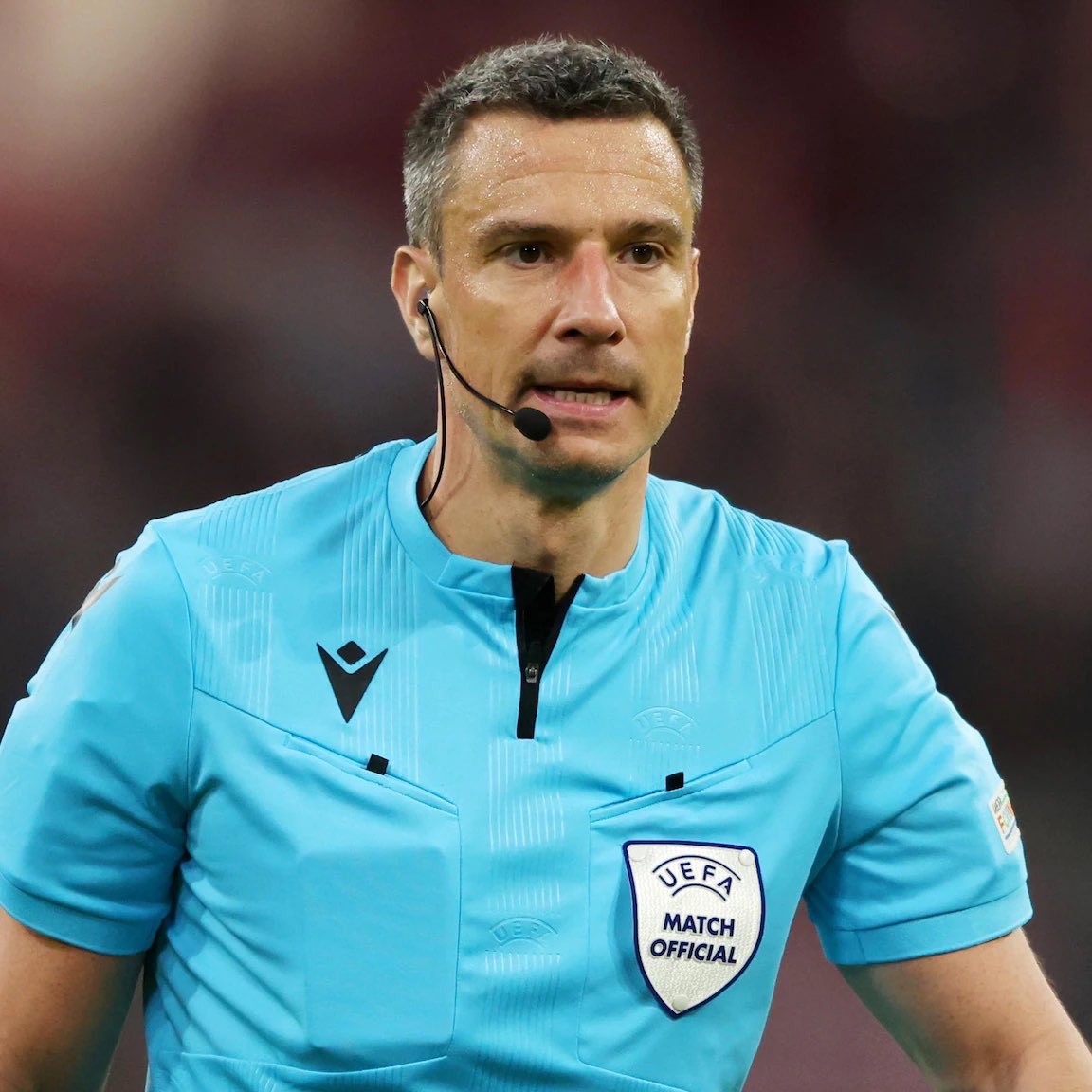 ❌Slavko Vinčić tuvo una actuación aberrante en Allianz Arena.

En las chiquitas se equivocó mucho (laterales, faltas intrascendentes, etc). La infracción previa al tiro libre marcado por Arda Güler, no hay argumentos para cobrar falta.

Y finalmente la expulsión de Camavinga es