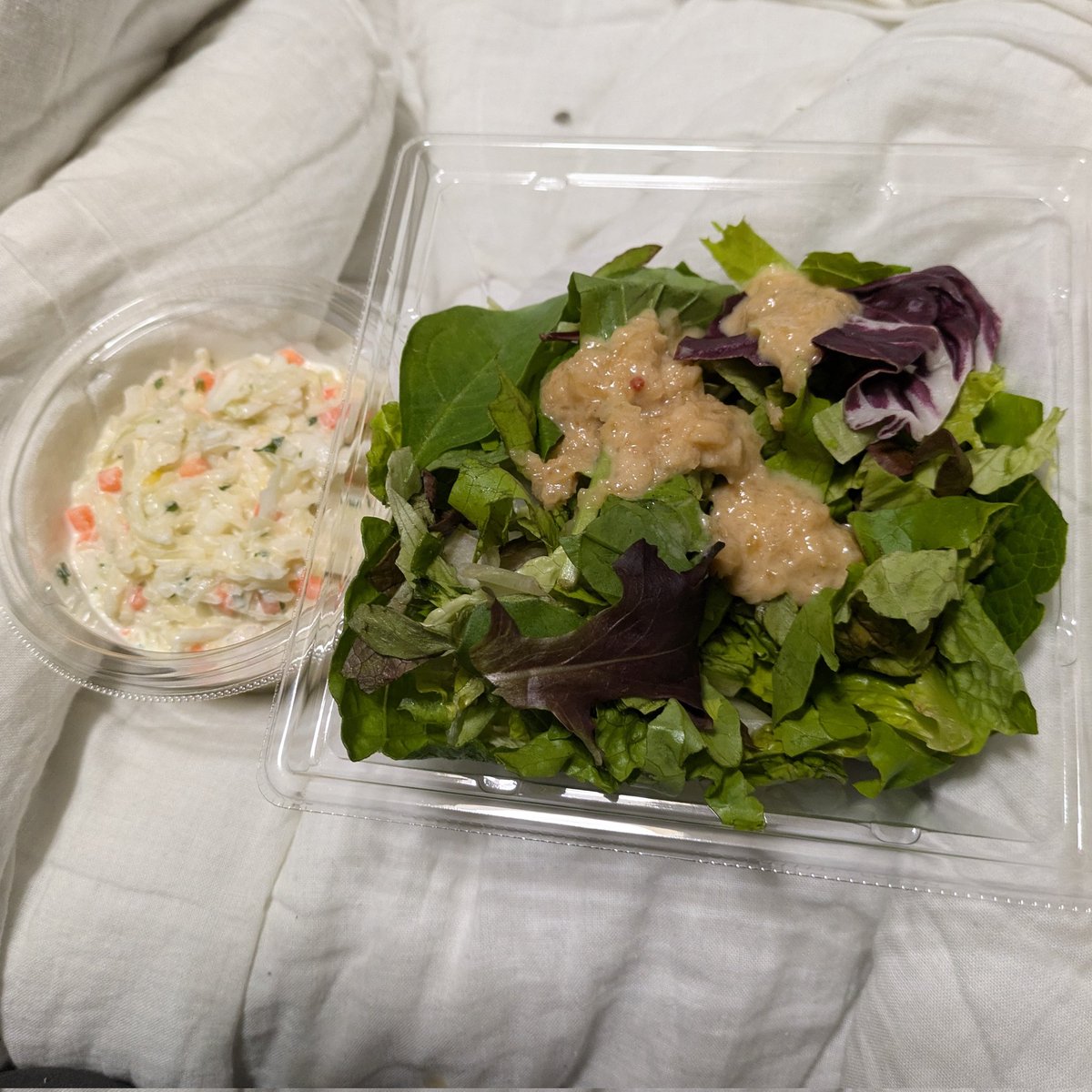 まいばすけっとのカラヒグ麺(たらこ
バター)&amp;マルエツ プチのコールスローサラダとふわふわリーフサラダ
4月15日夕食
再雇用となり外食しない時は出来るだけ節約
ほんとこのカラヒグ麺は簡単だけど
きちんと食感もありたらこの旨味と
バターのコク香りが合いすぎ旨すぎ
サラダも必須でこれで約500円