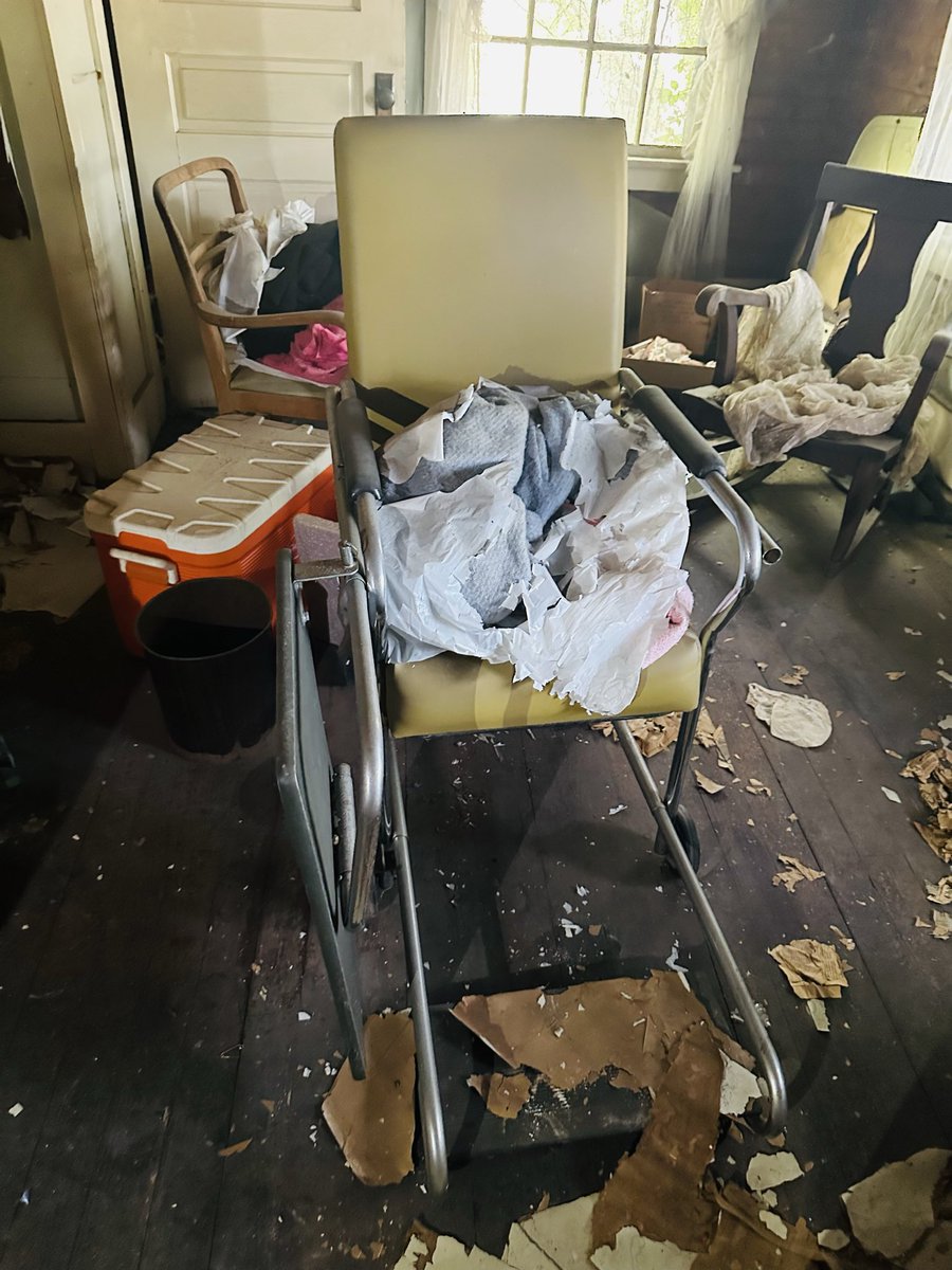 dananwhiddon's tweet image. Exploring an old house and saw this today. #creepy #haunted