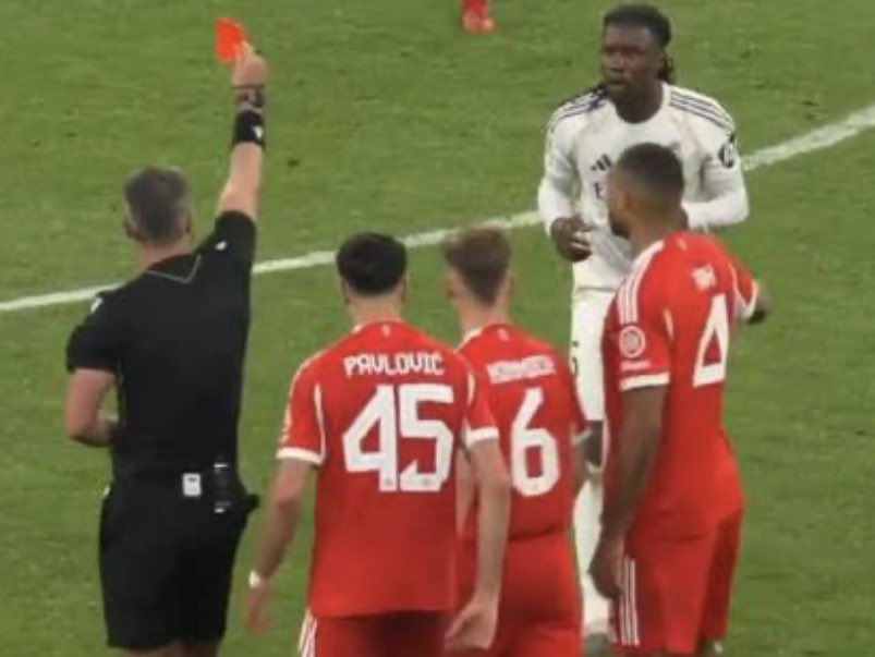 después de lo de hoy camavinga directamente no puede jugar más al fútbol, pierde mucha seriedad el real madrid jugando con jugadores tan pelotudos. Mira la cara de boludo que tiene este negro, mamita.