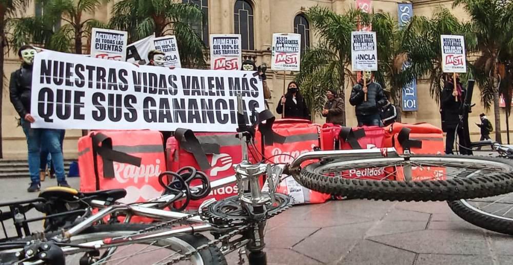 🔴 SIN DELIVERY: REPARTIDORES VAN A PARO Y MARCHAN CONTRA PEDIDOS YA Y RAPPI

• Trabajadores de aplicaciones de delivery convocaron a una protesta en Córdoba para reclamar mejoras laborales. La medida incluirá un paro y una caravana por el centro en medio del debate sobre la