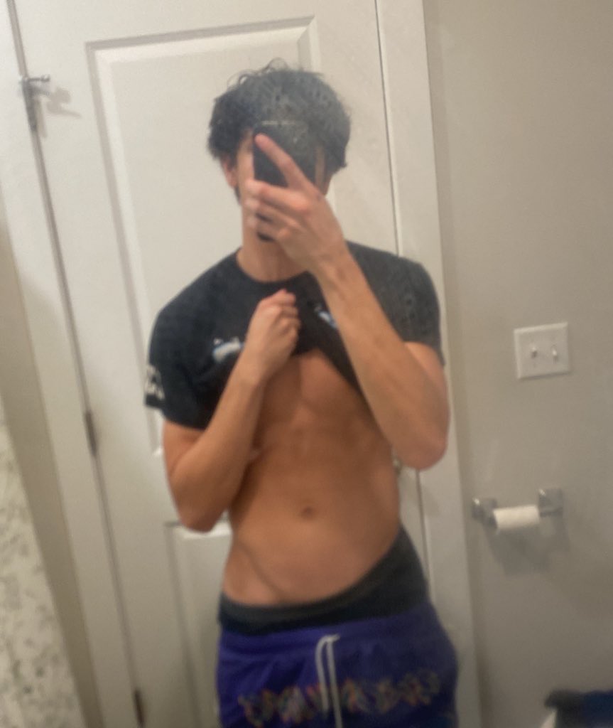 Slerpn5's tweet photo. Hmu if I’m your type https://t.co/MbDlSYIUFM