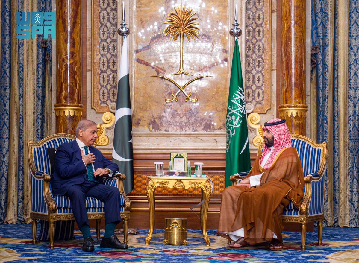 بـحـرُ الـمـكـارمِ في مـيـنـاءِ جـدَّتِـنـا
أرسـى سـفـيـنَ الإخـاء والـودُّ مـهـطـالُ
​أهـلاً بـضـيـفٍ بـدارِ الـحـزمِ مـنـزلُـهـا
جـارُ الـعـقـيـدةِ في الـهـيـجـاءِ زلـزالُ
​سـيـفٌ بـكـفِّ "أبي سـلـمـان" مـعـقـدُهُ
وخـلـفَ طـودِ الـعُـلا لـلـحـقِّ أبـطـالُ
​صـمـامُ أمـنٍ إذا مـا