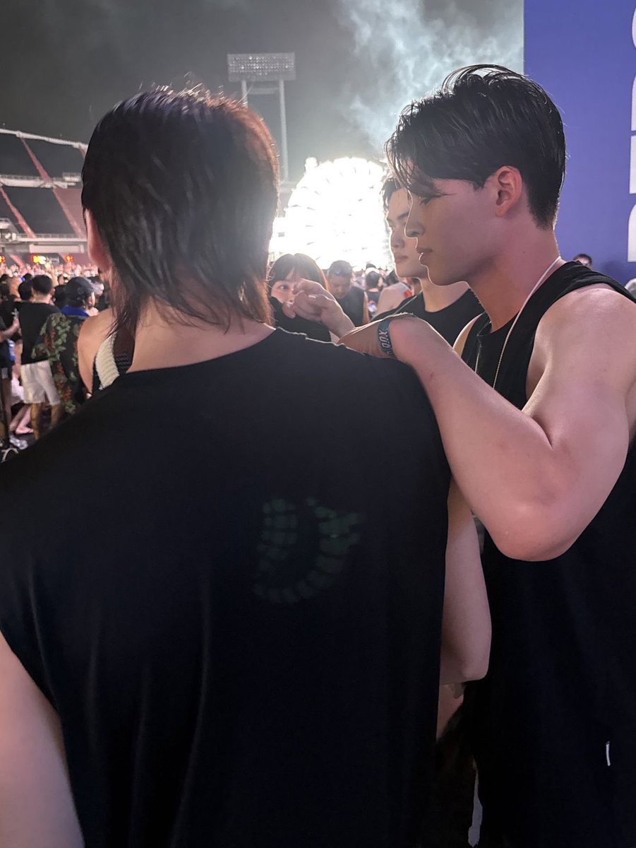 Tatam255's tweet photo. #PondPhuwin au - Songkran 

Pond fica desconfiado quando Phuwin diz que não vai beber no Songkran, o que ele ainda não sabe é que Phuwin está grávido. https://t.co/i2eMGMAxaf