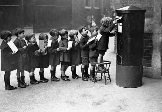 FotosDeFatos's tweet photo. Crianças em fila para enviar suas cartas com os pedidos de Natal, Londres, 1926. https://t.co/lcKhn12CpR
