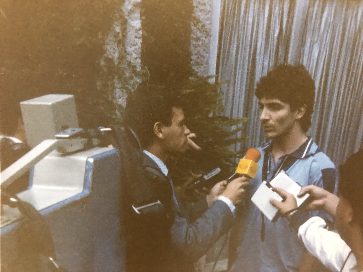 ecamarena1's tweet photo. En mi colección de fotos mundialistas, aquí con el italiano Paolo Rossi, Campeón del Mundo y máximo goleador en España1982. Jugó 3 Copas del Mundo: 1978, 1982 y 1986,marcó en total 9 goles. Poseedor de estupenda técnica, rapidez, habilidad, astucia y contundencia. ¡Espectacular! https://t.co/sSvJi9NPrG