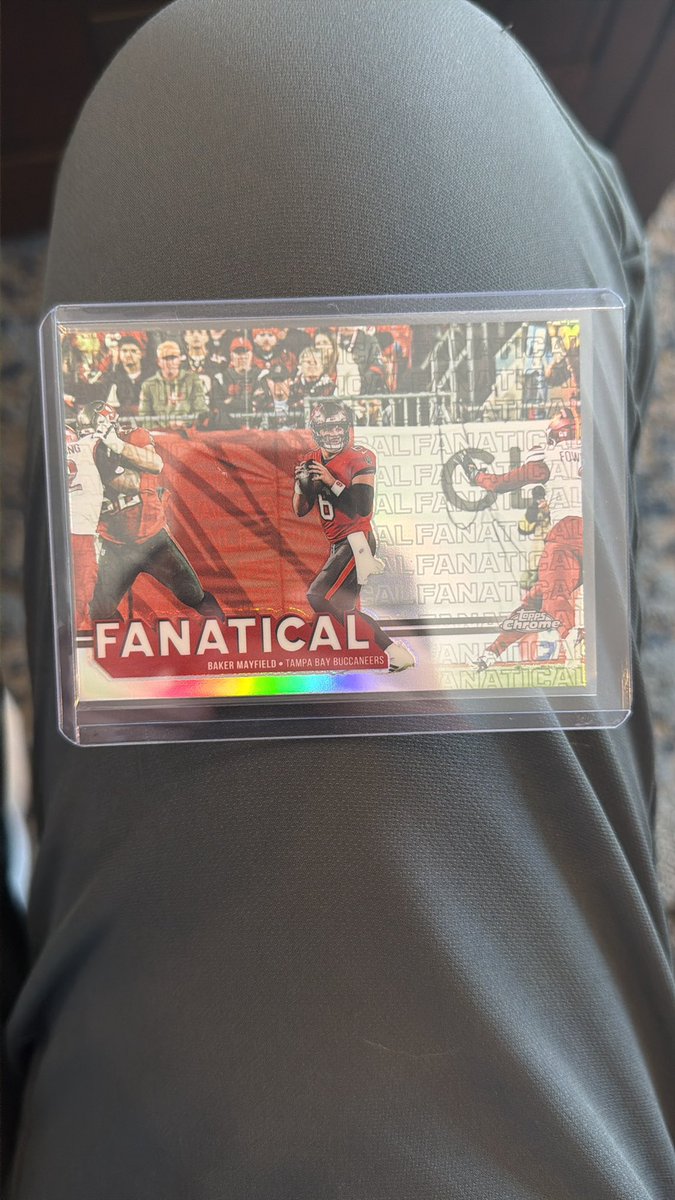 EddsAiden's tweet photo. Opened the rest of the hangars and scoredddd @Topps @bakermayfield @CardPurchaser https://t.co/7FkH1cDlp1