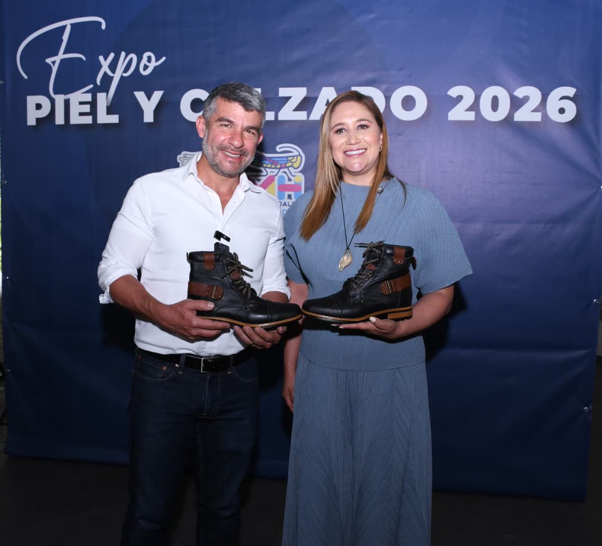 Anaamunizneyra's tweet photo. ¡Seguimos impulsando a nuestros productores! 👠✨👞

#LaRutaDelCalzado 2026 llegó por segunda ocasión al Ágora de la Alcaldía #MiguelHidalgo, donde vecinas y vecinos de la Ciudad de México podrán encontrar lo #HechoEnSanMateoAtenco: zapatos, bolsos, cinturones y artículos de piel de excelente calidad a precios accesibles.

Agradezco a mi compañero y amigo alcalde, @MauricioTabe, por su generosidad para recibirnos, ponerse en nuestros zapatos y contribuir al fortalecimiento de nuestra industria.

Les esperamos hasta el 17 de abril, de 9:00 a 17:00 horas.