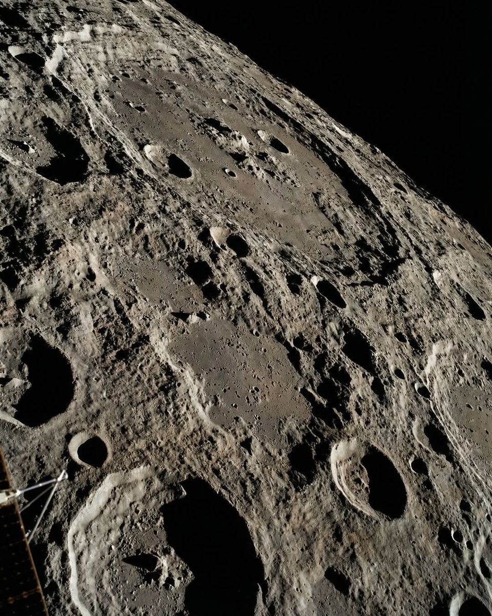 NASA just released one of the closest views of the Moon ever captured by the Artemis II mission.

This isn’t CGI — this is the real surface of our Moon, seen from incredibly low orbit.

Every crater, every shadow, every detail… exactly as it exists.

Hard to believe humans are