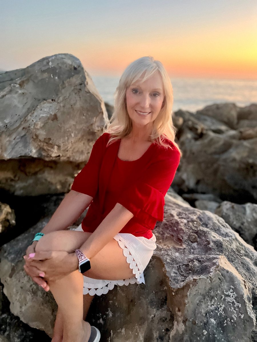 michael25961337's tweet image. Sunset from Clearwater beach🌅
Have an awesome evening! 

#couples #couple #maturecouple