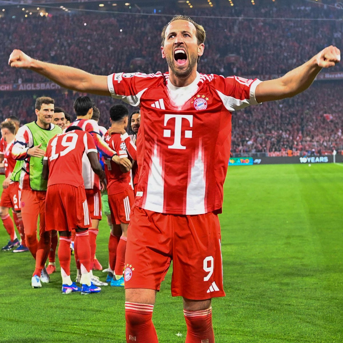 SofascoreBR's tweet photo. 🔎 Harry Kane chegou a 50 gols pelo Bayern München na temporada 2025/26! 🏴󠁧󠁢󠁥󠁮󠁧󠁿🔥

⚔️ 42 jogos (38 titular)
⚽️ 50 gols (!)
🅰️ 6 assistências
🅿️ 56 participações em gols (!)
⏰ 60 mins p/ participar de gol (!)
👟 3.4 finalizações p/ marcar gol (!)
🥅 54% conversão de chances claras
🧠 22 grandes chances criadas (!)
🔑 56 passes decisivos (!)
💯 Nota Sofascore 7.89