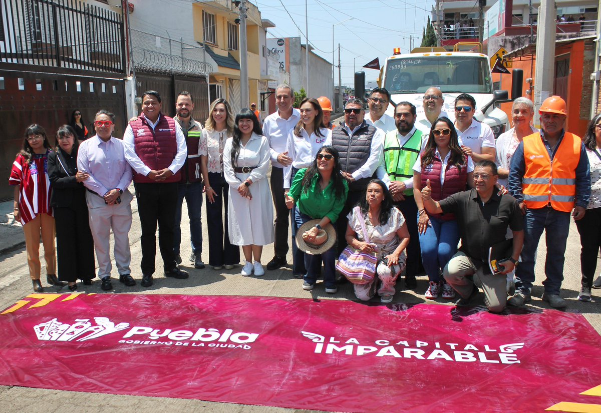 DavidAysa's tweet photo. Con el #TrenPavimentador, aceleramos la transformación de vialidades para fortalecer la movilidad y mejorar la infraestructura de la ciudad. 

Bajo la visión del presidente @pepechedrauimx, atendemos las solicitudes construyendo entornos y calles dignas, seguras y funcionales.

El #TrenPavimentador no solo mejora calles:
✔️ optimiza recursos
✔️ reduce costos
✔️ atiende más zonas en menos tiempo

Una estrategia que pone a la ciudadanía al centro.
#LaCapitalimparable🪽
#BienYALaPrimera✅