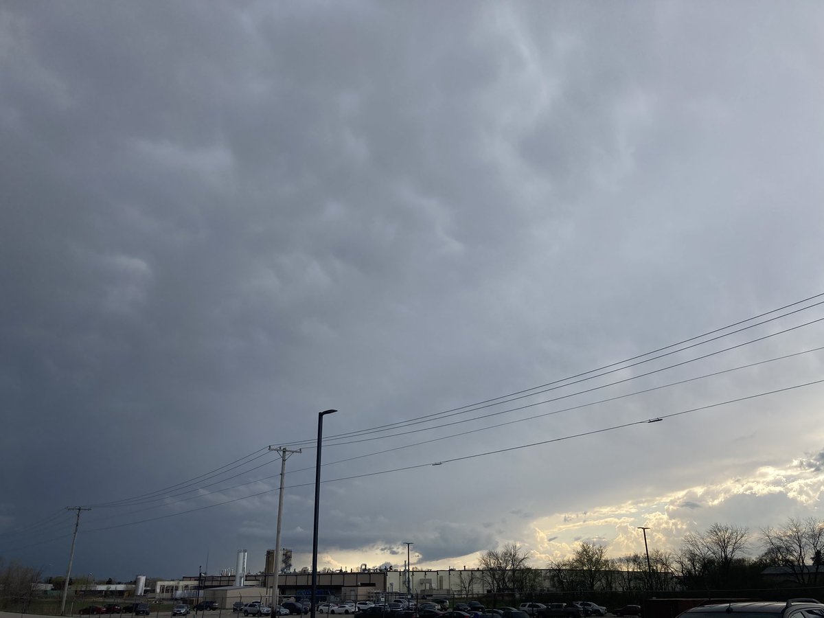 KD0FHS's tweet photo. I see your red boxes @NWSDesMoines and I’ll raise you the difference between clear and cloudy skies all at once https://t.co/xKeEcxfmAO