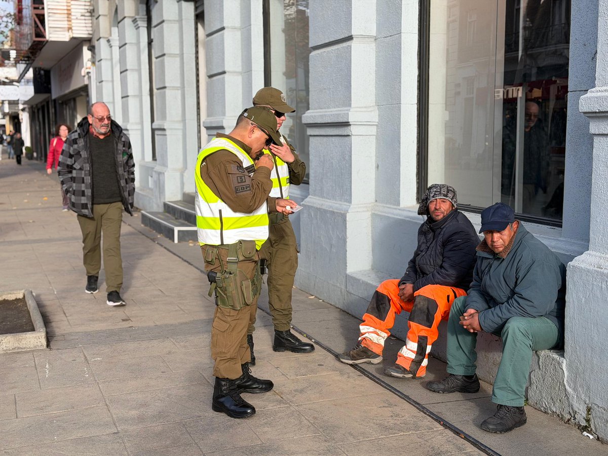 CarabMagallanes's tweet image. Durante toda esta jornada, @Carabdechile de la 5a Comisaría #COP #Magallanes se han mantenido realizando servicios preventivos por diversos sectores del casco histórico de #PuntaArenas, efectuando controles de identidad y vehiculares, con el fin de resguardar la seguridad pública