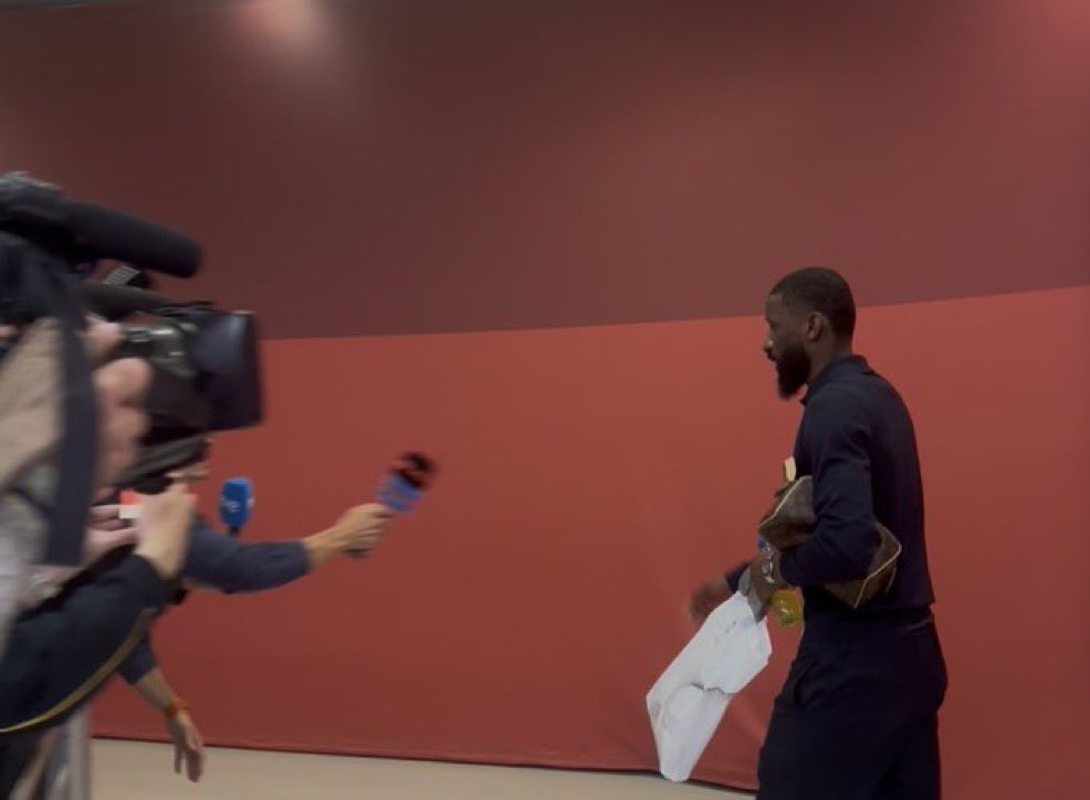 Rudiger:

"Vous avez vu l’arbitrage vous aussi. C’est mieux de ne rien dire."

Mais il sait qu’il aurait dû prendre 8 jaunes lui?