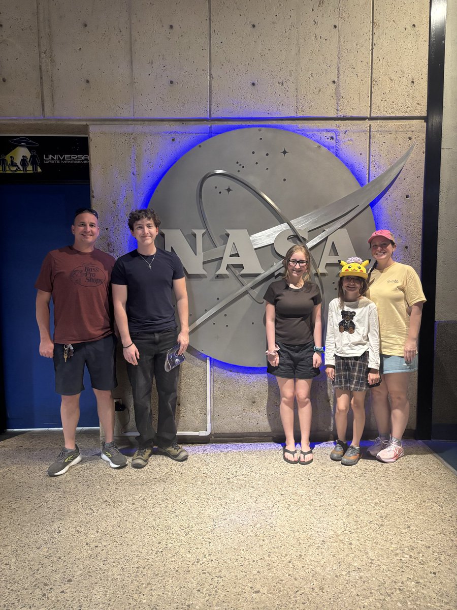 Deitra149's tweet image. We visited the Space and Rocket Center in Huntsville, Alabama today! It was a Blast from the past!!🤩🌖🌎🪐💥💫☄️⭐️⚡️🌟⚓️ #spaceandrocketcenter #nasa #spaceexploration #mars