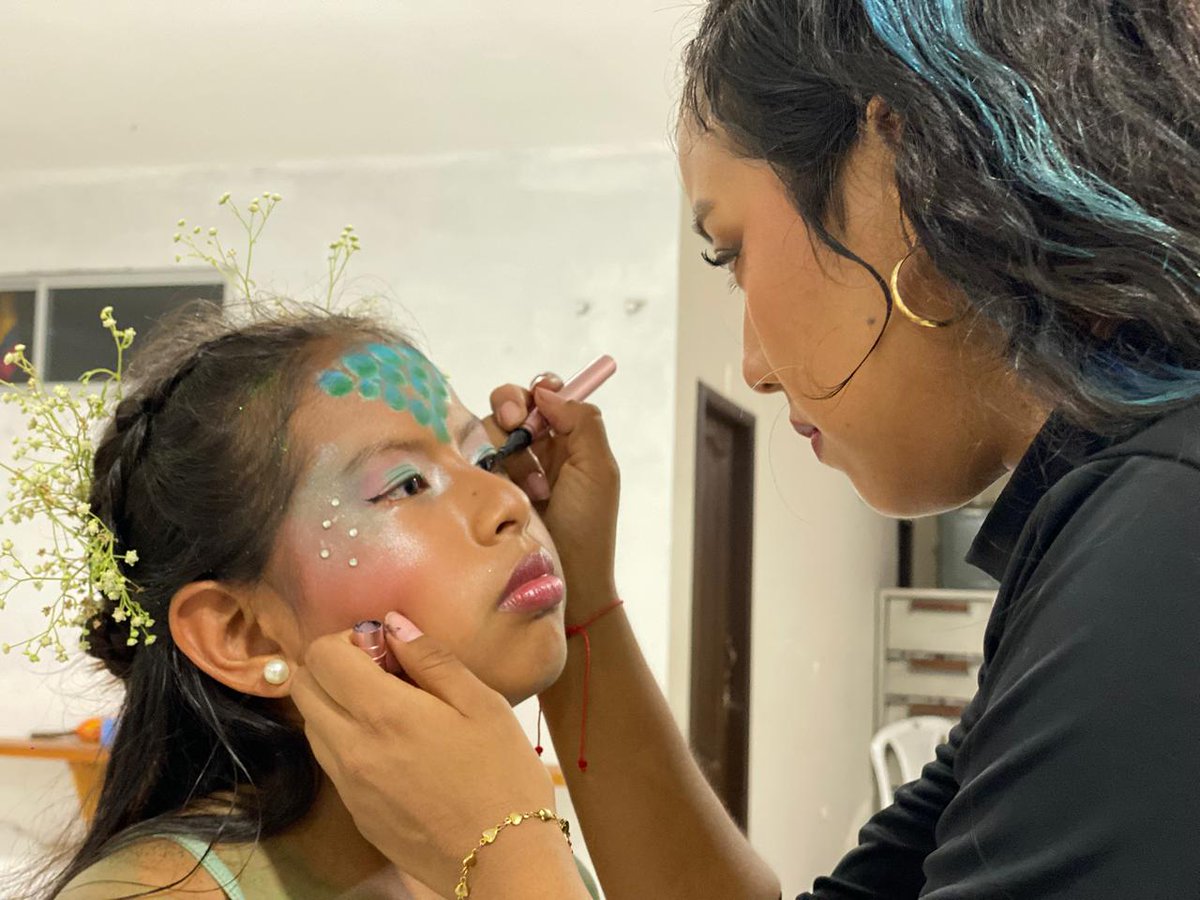 USGPOFICIAL's tweet image. 🌊🎭 Noche Cultural en Las Núñez 🎭🌊✨

Desde la comuna Las Núñez, en Santa Elena, vivimos una velada llena de arte, aprendizaje y comunidad.

Estudiantes de 5to nivel de la carrera de #ArtesEscénicas de la #USGP, junto a niños de la comuna, dieron vida a “La Sirena del Manglar”