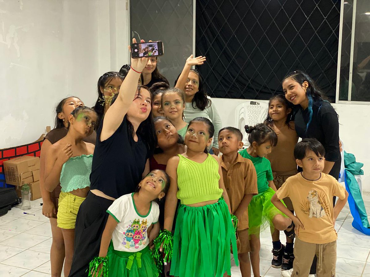 USGPOFICIAL's tweet image. 🌊🎭 Noche Cultural en Las Núñez 🎭🌊✨

Desde la comuna Las Núñez, en Santa Elena, vivimos una velada llena de arte, aprendizaje y comunidad.

Estudiantes de 5to nivel de la carrera de #ArtesEscénicas de la #USGP, junto a niños de la comuna, dieron vida a “La Sirena del Manglar”