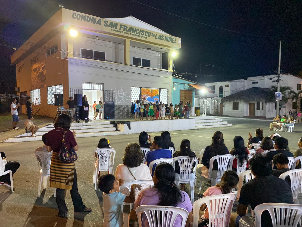 USGPOFICIAL's tweet image. 🌊🎭 Noche Cultural en Las Núñez 🎭🌊✨

Desde la comuna Las Núñez, en Santa Elena, vivimos una velada llena de arte, aprendizaje y comunidad.

Estudiantes de 5to nivel de la carrera de #ArtesEscénicas de la #USGP, junto a niños de la comuna, dieron vida a “La Sirena del Manglar”