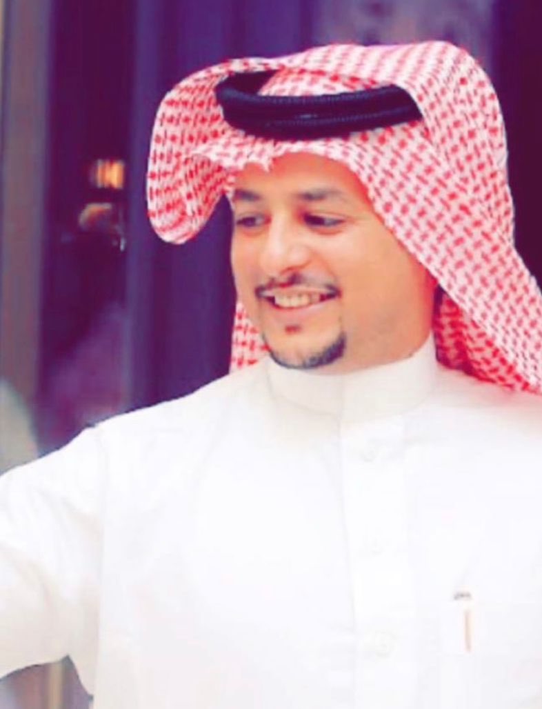 Godaidnews's tweet photo. "المحافظة على الإخوة .. حفاظٌ على البيت" .. مقال بقلم: عادل حامد الفارسي | @abumaher02

تتمثل العلاقة الأسرية في المحبة والوفاق وتقدير كل فرد لباقي إخوته، وفي التضامن الذي يقوم على محاربة الأنانية والعيش كالجسد الواحد يشد بعضه بعضا في الأحزان والأفراح، يقول الرسول صلى الله عليه وسلم: (مثل المؤمنين في توادهم وتراحمهم وتعاطفهم، مثل الجسد إذا اشتكى شيئا تداعى له سائر الجسد بالسهر والحمى)،"رواه مسلم" فهذا ينطبق على حال عامة المؤمنين، فما بالك بالإخوة الذين يعيشون في بيت واحد ؟.

فمن برك بأبيك أن لا تقطع إخوانك، فصلة الإخوة بعد رحيل الأب ليست مجرد عادة اجتماعية، بل هو امتداد لبرٍّ عظيم لا ينتهي بغياب الوالد، فالأب هو الذي جمع القلوب وربط بينها بالمحبة والتراحم، ومن الوفاء له أن يبقى هذا الرابط قائمًا لا تهزه الخلافات ولا تضعفه الأيام.

إن المحافظة على الإخوة تعني الحفاظ على البيت الذي بناه الأب بالتعب والسهر، وتعني أيضًا احترام تاريخه وذكراه في النفوس، فالذي يصل إخوانه، إنما يبرّ بأبيه في قبره، ويُبقي اسمه حيًا في الألفة والاجتماع، أما القطيعة فهي جرح لا يصيب الإخوة فقط، بل يمتد أثره إلى روح الأب وذكراه.

فلنحرص على صلة بعضنا، ولنجعل المحبة والتسامح عنوانًا لعلاقاتنا، ولنتذكر دائمًا أن أعظم البرّ بعد وفاة الأب هو أن نبقى يدًا واحدة، كما أراد لنا وكما ربّانا.