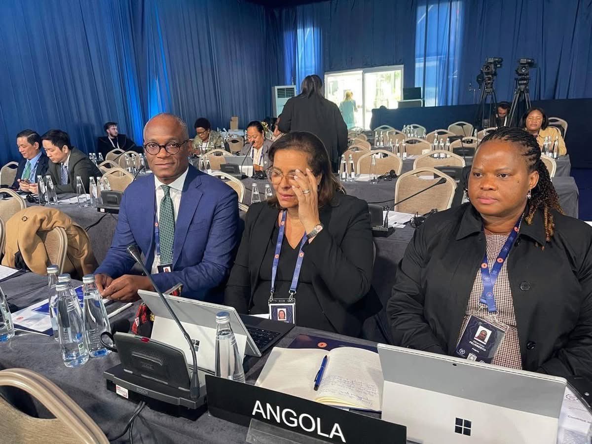 UNITA_OFICIAL's tweet photo. Arlete Chimbinda e Navita Ngolo representam a UNITA na 152.ª Assembleia da União Interparlamentar em Istambul

A Vice-Presidente da UNITA, Arlete Chimbinda, e a Presidente do Grupo Parlamentar da UNITA, Navita Ngolo, representam o partido em Istambul, onde decorre a 152.ª Assembleia da União Interparlamentar.

Realizado sob o lema “Pela Democracia para Todos”, o encontro reúne parlamentares de várias partes do mundo para debater temas centrais da actualidade internacional, entre os quais paz e segurança mundial, democracia participativa, desenvolvimento sustentável, igualdade de género, política fiscal e protecionismo comercial.

A participação da UNITA reafirma o compromisso do partido com a promoção de uma democracia participativa, transparente e verdadeiramente ao serviço dos angolanos.