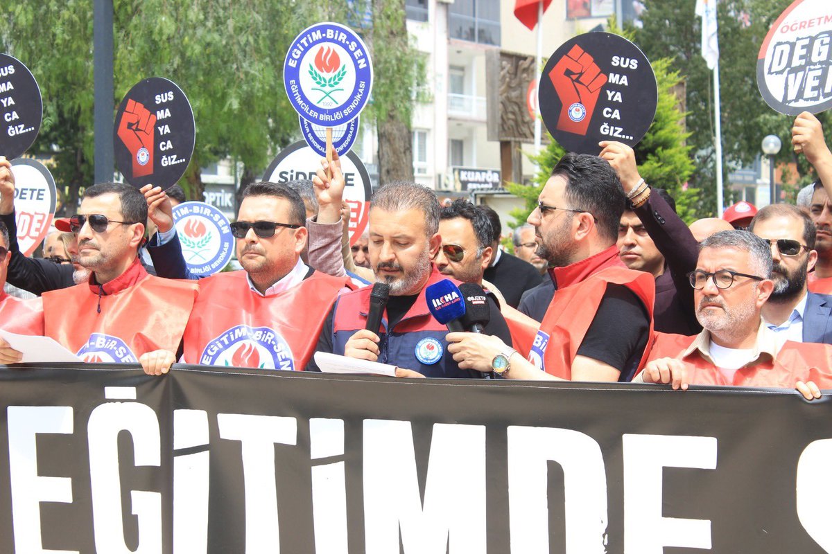 ertgrlyldz63's tweet photo. Şanlıurfa ve Kahramanmaraş’ta okullarımızda yaşanan alçak silahlı saldırılar sonucu öğretmenlerimizin ve öğrencilerimizin şehit edilmesi, hepimizi derinden sarsmış, yüreğimizi dağlamıştır. Eğitim yuvalarına yönelen bu vahşeti en güçlü şekilde lanetliyor; şiddetin her türlüsünü dün olduğu gibi bugün de, yarın da kararlılıkla reddettiğimizi bir kez daha ilan ediyoruz.

Eğitim-Bir-Sen olarak, hayatını kaybeden öğretmen ve öğrencilerimize Allah’tan rahmet, ailelerine, yakınlarına ve eğitim camiamıza başsağlığı diliyoruz. Bilinmelidir ki öğretmenlerimizin ve öğrencilerimizin her zaman yanında olmaya, haklarını ve güvenliklerini savunmaya devam edeceğiz.

Bu insanlık dışı saldırılara karşı tepkimizi güçlü bir şekilde ortaya koymak adına sendikamız tarafından Türkiye genelinde 16-17 Nisan tarihlerinde iş bırakma eylemi kararı alınmıştır. Eğitim çalışanlarının can güvenliği sağlanana kadar mücadelemizi kararlılıkla sürdüreceğimizi kamuoyuna saygıyla duyururuz.