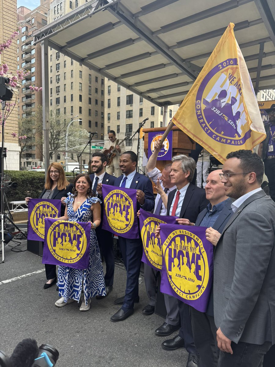 LindaBRosenthal's tweet image. Don’t forget it: #NY is a union town ✊

Standing in solidarity w/ the doormen, supers + maintenance staff at @32BJSEIU today in their fight for a living wage, health benefits, better working conditions + training. 

We must fight for the ppl who keep our city + state running.
