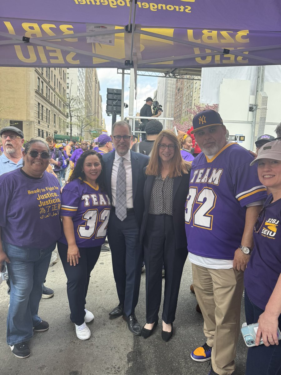 LindaBRosenthal's tweet image. Don’t forget it: #NY is a union town ✊

Standing in solidarity w/ the doormen, supers + maintenance staff at @32BJSEIU today in their fight for a living wage, health benefits, better working conditions + training. 

We must fight for the ppl who keep our city + state running.