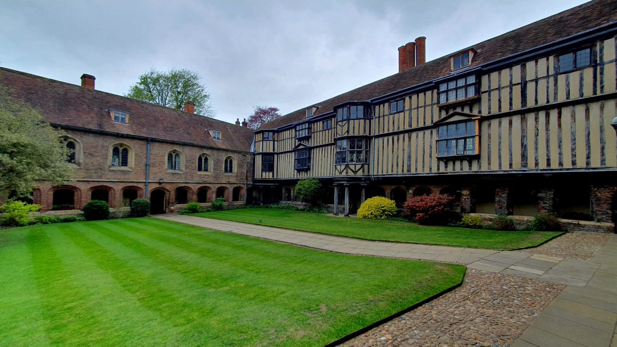 ByrgaGeniht's tweet image. A visit to Queens' College, Cambridge today for #WaybackWednesday to see if the inside had mysteries to match the outside. Sadly, not a great deal, but boy, the college is beautiful!