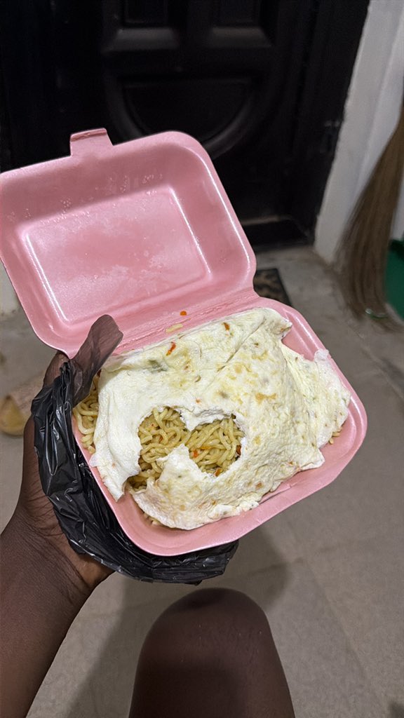 mi_canalyutte's tweet photo. Bro to bro-it’s not easy to be first born,I bought food I no Fit chop ham again,I just Dey talk and talk about 3hours ago💔😭 https://t.co/v1tCfq61Rm