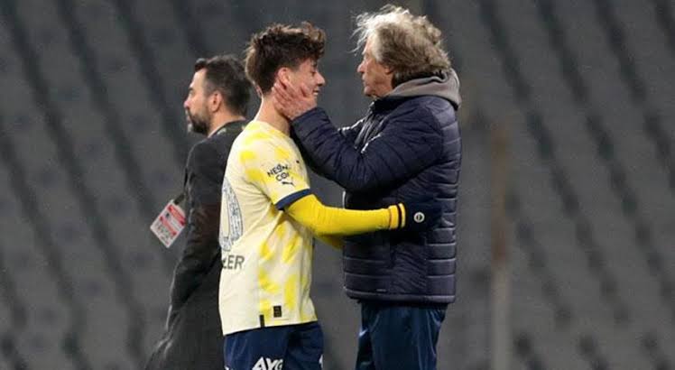 Jorge Jesus: “Lamine Yamal muhteşem bir yetenek ancak yeteneğini her zaman doğru kullanamıyor. Pas vermesi gereken anlarda çalımı tercih ederek oyunu yavaşlatabiliyor; yeteneği yüksek ama futbol zekâsı henüz gelişim aşamasında.
Arda Güler ise bu konuda daha olgun. Gereksiz çalım