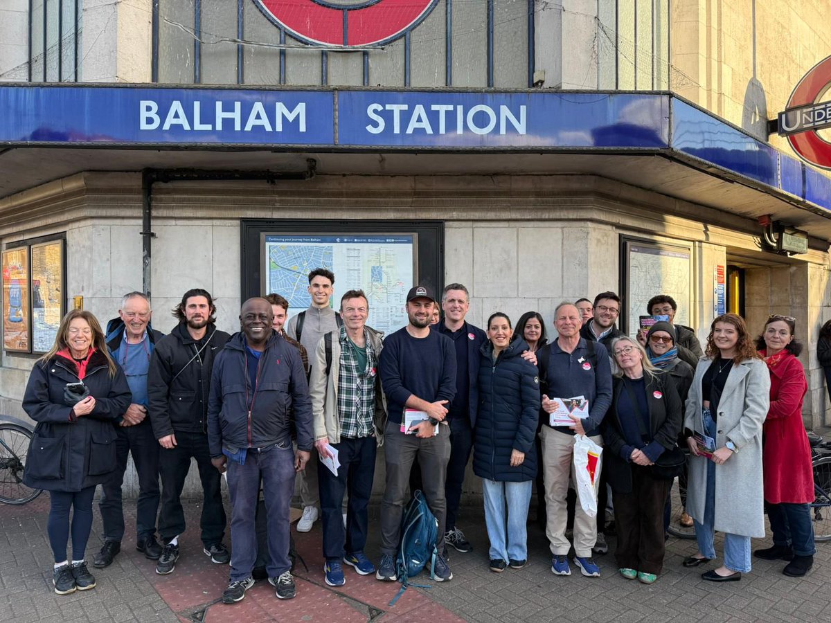 CllrSimonHogg's tweet photo. Good evening out listening to local people in Balham. 

Wandsworth Labour delivers. Our pledges to you:

1️⃣ Same low Council Tax
2️⃣ Double street cleaning 
3️⃣ Neighbourhood wardens
4️⃣ Love our parks 
5️⃣ 1,000  new council homes https://t.co/srsfcWrCYH