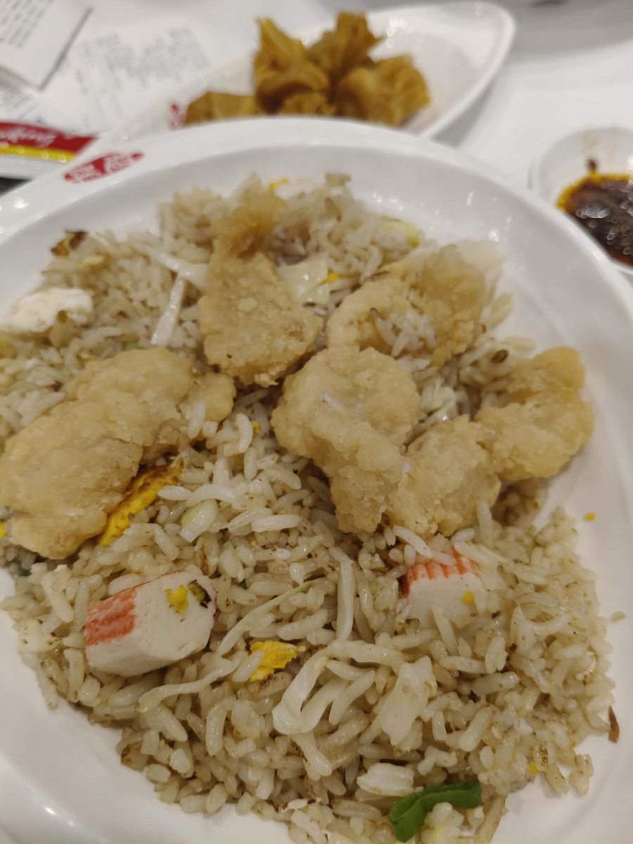 kornwithahead's tweet photo. @chowking_ph joke po itong seafood chao fan rice niyo. Shrimp ang nasa ad niyo at ung fish fillet, kasing laki ng fishball https://t.co/kviHwIepHV