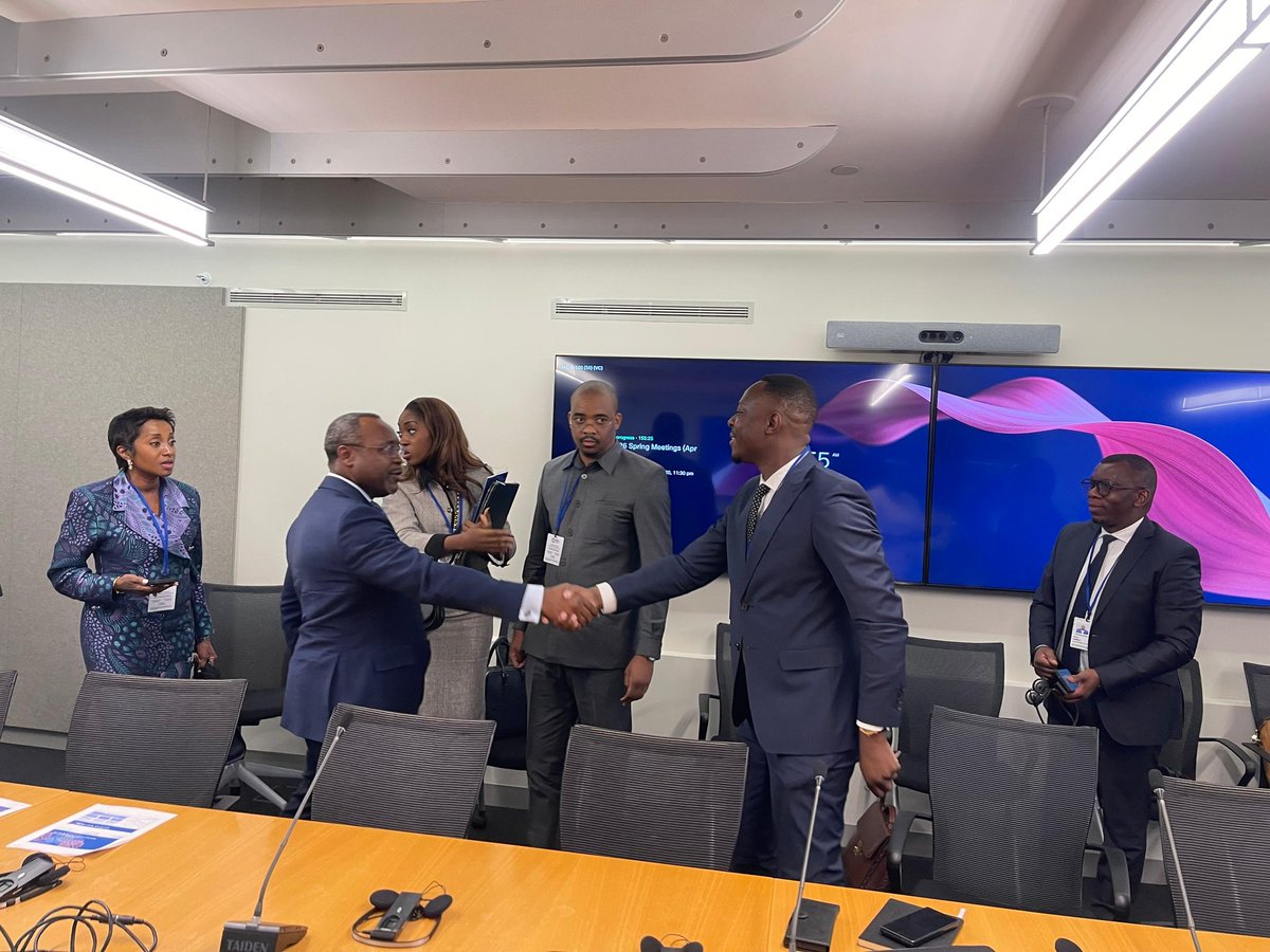 #BASANGO🚨 
#RDC
#SNEL 
Cet après midi à Washington DC, Le Directeur Général de la SNEL SA Teddy Lwamba participant à la reunion du printemps de la Banque Mondiale dans la suite du Ministre des Finance SEM Doudou Fwamba Likunde et SEM Julie Shiku Ministre du Portefeuille, 👇👇