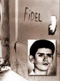 BMCTrinidad's tweet image. La artillería antiaérea cubana repelió el ataque, derribando uno de los aviones. Siete personas fallecieron, incluido el joven artillero Eduardo García Delgado, quien escribió "Fidel" con su sangre antes de morir. @unidad_central #CubaCoopera #CubaEnSuHistoria #Tenemos Memoria