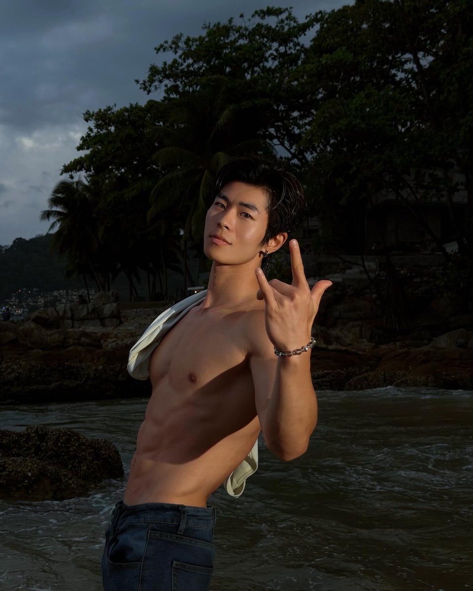 I wanna go to the beach with someone~ can't wait for Summer to hurry up and get here.